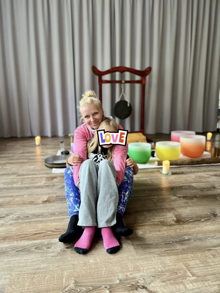 Ida Peťková objímá dceru po zvukové koupeli se zpívajícími miskami a gongem